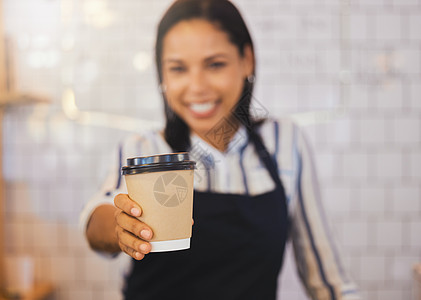 咖啡店 特写镜头和咖啡师拿着杯子 把它交给咖啡馆的顾客 饮料行业的女餐厅服务人员 为客户服务的小型企业 管理人员和食品工作者图片