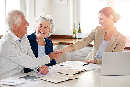 在您的退休生活中获得适当的支持至关重要 一对老年夫妇会见他们的财务顾问图片