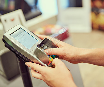 支付完成输入您的密码以完成交易 一个人在杂货店的信用卡机器中输入密码的特写镜头背景