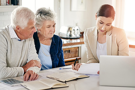 帮助他们找到让储蓄持续下去的方法 一对老年夫妇从他们的财务顾问那里获得建议图片