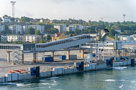 港口游轮运输船的远程登机式码头图片