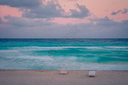 日落时 墨西哥玛雅支撑天空沙滩旅行女人椅子海景水面蓝色海滩图片