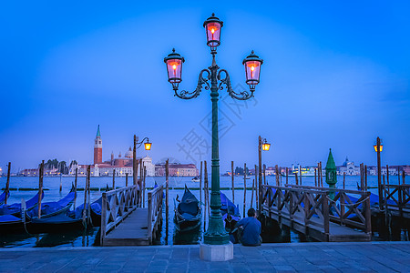在意大利伊蒂亚尔威尼斯大运河上 由木系吊杆对接的冈多尔日落摄影路灯旅行码头优雅景观文化天空地方图片