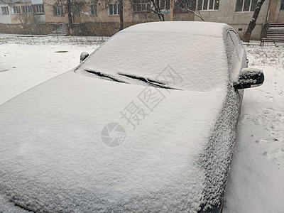 在挡风玻璃上放置冷冻汽车擦拭的贴近图像雪堆雪花窗户土地车辆交通街道景观下雪旅行图片