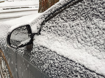 车的左后向反镜和侧窗 上面盖着雪图片