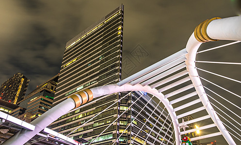 位于泰国曼谷Sathorn市景商业区Chong Nonsi天际火车站的天桥图片