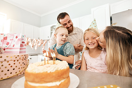 家庭生日聚会 家庭厨房里的微笑 快乐的母亲亲吻女孩 孩子们喜欢一起度过快乐的时光 并在烤蛋糕和食物时结下不解之缘 孩子看着房子里图片