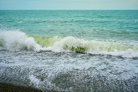 海滨 海边有碎石 沙滩上湿海岩和宁静的海浪海景支撑海岸线力量环境热带泡沫飞溅海岸冲击波图片