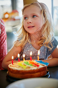 一个可爱的小女孩 坐在她生日蛋糕前 她是个很可爱的小姑娘 我非常喜欢他图片