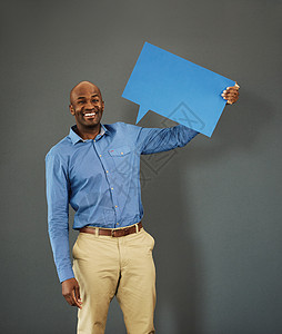 微笑的非洲裔美国男性选民在舆论信息上举着一个复制空间板标志 休闲而积极的人拿着社交媒体言论泡泡或新闻民意调查的通讯图标图片