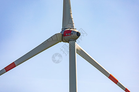 风车的巨型螺旋桨 作为产生绿色电力的风力农场的一部分天空鸟瞰图植物蓝天风能电网资源气候变化生态地标图片