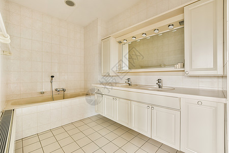 用白色浴缸的浴室内部卫生间淋浴住房角落建筑学公寓陶瓷家具玻璃洗澡几何学图片