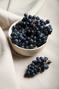 白色背景上的葡萄果汁小吃美丽藤蔓餐具紫色美食营养盘子植物图片