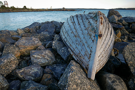 旧渔船在岩石海湾 白海海岸支撑森林岩石群岛海岸线矿物波浪天空瓦砾图片
