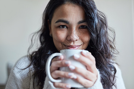 我总是先对咖啡说早安 一位迷人的年轻女子在家里喝杯咖啡的肖像 她很迷人图片