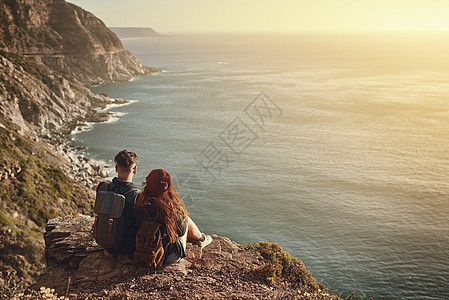 一只情侣从山顶上偷看风景的高角度拍到一对深情的年轻夫妇的高角度镜头图片