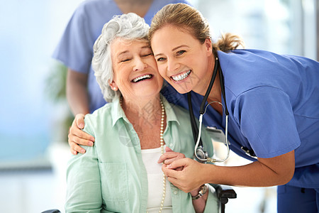 今天是个好日子 一位有吸引力的女护士 和她的高级病人在医院里图片