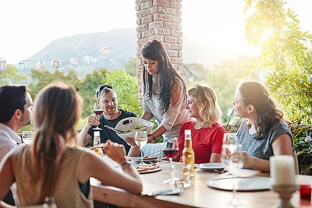 一群快乐的年轻朋友 在后院晚宴上共进一顿饭 他们想吃沙拉图片