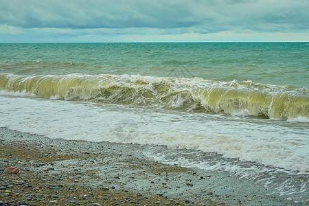 海滨 海边有碎石 沙滩上湿海岩和宁静的海浪环境力量支撑海洋海景旅行天气海滩潮汐戏剧性图片
