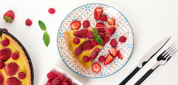 白桌上有红草莓和果的圆椰子桌子美食家蛋糕食物圆形水果白色甜点糕点绿色图片