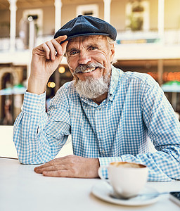 你好 一位快乐的老人的肖像 在人行道咖啡厅喝杯咖啡呢?背景图片