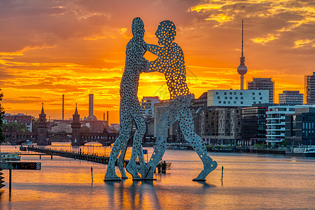 柏林日落与斯普里河首都城市地标河岸旅行全景起重机建筑学吊塔旅游图片