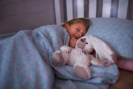 下一站 梦乡 一个小女孩和她的泰迪熊睡在床上图片