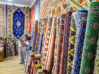 亚洲商店 商店的民族地毯 装饰性民间包 许多带刺绣的华丽枕头亚洲市场 乌兹别克斯坦贸易展览会 传统民族饰品 亚洲手工艺品 乌兹别图片