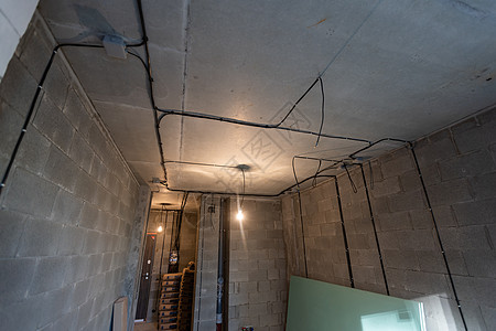 安装石膏板金属框架  干墙  用于在公寓中制作石膏墙的工作过程正在建设 改建 翻新 扩建 修复和重建中建造工具工人建筑学房子房间图片