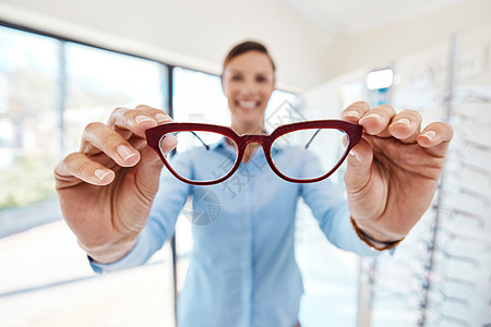 肖像 眼镜和视力不佳的女性在验光师那里试戴一副新眼镜 眼镜 眼镜和购物顾客在零售店 商店或购物中心购买眼镜以保护眼睛健康图片