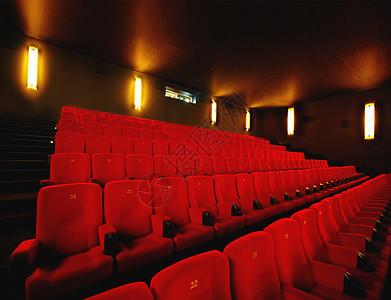 晚上在电影院或电影院的内部房间前 空荡荡的电影院或电影院有一排红色的座位 在礼堂或歌剧院举行的活动或演出后 在没有观众的情况下排图片