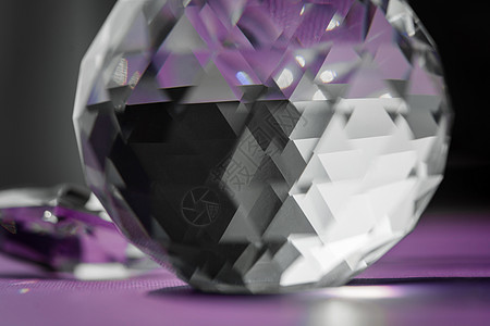 紫色背景的水晶棱镜折射光 魔法水晶和金字塔 球体和立方体 修行灵疗水晶 风水 良好的能量流概念背景光谱康复头脑出纳员仪式石英矿物图片