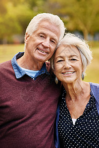公园里一对快乐的老年夫妇的肖像 在公园里 他们生活的日子是相伴而行的图片