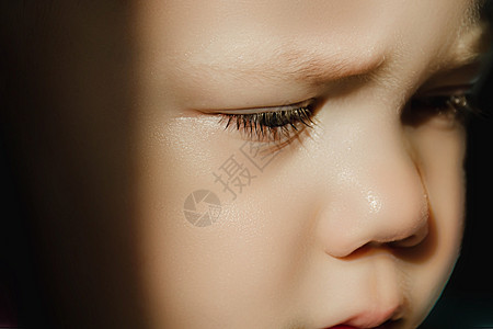 化妆品广告一个小的悲伤男孩 眼睛和眼睫毛都低落 眉毛长得可爱的孩子背景