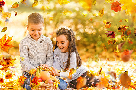 在阳光明媚的秋日 两个穿着鲜艳夹克 微笑着的小孩子一起在公园里散步 兄弟姐妹之间的友谊 幸福的家庭观念森林婴儿姐姐享受孩子们闲暇图片