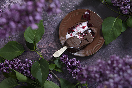 黑桌上的木棍上巧克力中的冰淇淋加冻浆果菜单小吃香草奶制品薄荷美食水果覆盆子餐厅香气图片