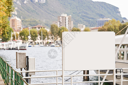 用于广告 湖堤背景的空白广告牌模型 Banner 在湖附近制造图片