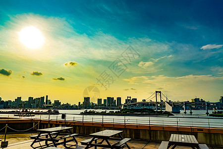 从Odaiba看到东京镇海洋蓝天港区日落建筑建筑群图片