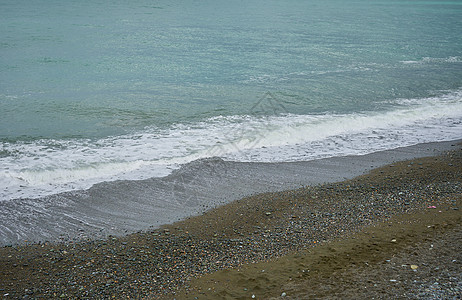 海滨 海边有碎石 沙滩上湿海岩和宁静的海浪飞溅戏剧性海岸线水平石头海景海岸冲击波冲浪卵石图片