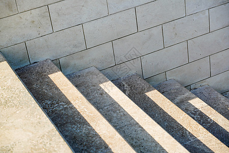 在城市的楼梯上 在阳光明媚的一天 楼梯上的黑白图案建筑学水泥石头途径铁轨栏杆角落大理石小路人行道图片