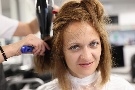 女理发师在美容院用梳子和吹风机理发 理发 理发图片