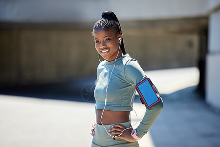 黑人女性 锻炼肖像和跑步与音乐或播客健身锻炼健康 带耳机的数字流媒体技术可让您在体育运动中集中精力 放松身心并获得动力图片