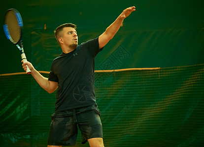 年轻人在体育馆训练打网球行动夫妻运动员活力成人法庭爱好团队男人优胜者图片