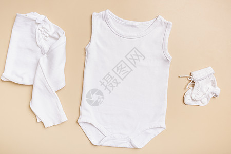 白婴儿体装白色模型 用于在有衣服顶视图的蜜蜂背景上制作标志 文字或设计图片