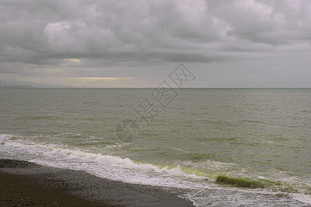 海滨 海边有碎石 沙滩上湿海岩和宁静的海浪戏剧性泡沫海岸危险天堂天空海滩晴天海岸线支撑图片