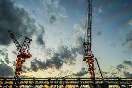 摩天大楼建筑场地钢架基础建筑学蓝天城市工作景观头盔机器日落图片