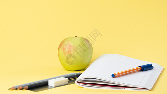 带笔和铅笔的学习手册 苹果当零食图片