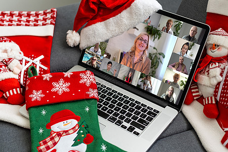 家庭在线视频会议 圣诞节问候 通过笔记本电脑屏幕的虚拟电话服务孩子们妻子母亲惊喜展示庆典微笑相机帽子盒子图片