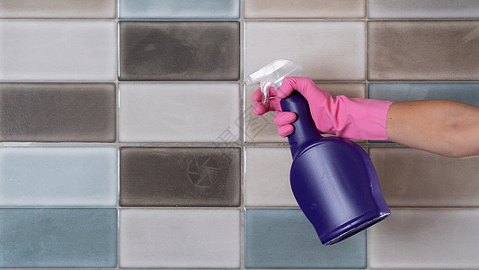 女人手放在橡皮手套里 在瓷砖表面喷洒洗涤剂洗面泡沫清洁度浴室厨房海绵住房公司服务打扫背景图片