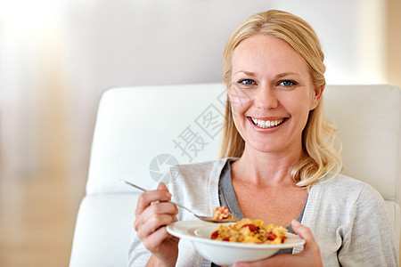 健康的生活从饮食开始 女人在家里吃早餐的肖像 (笑声)图片